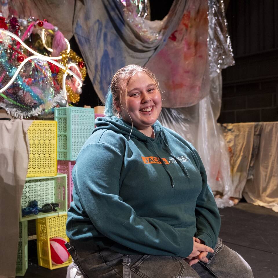 Anya yn hedfan y nyth