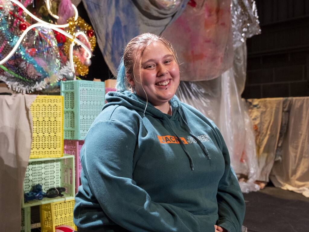 Anya yn hedfan y nyth